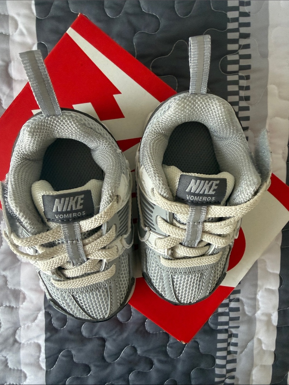 Nike Kids Gray and White Vomero 5 Running Sneakers - Picture 4 of 6